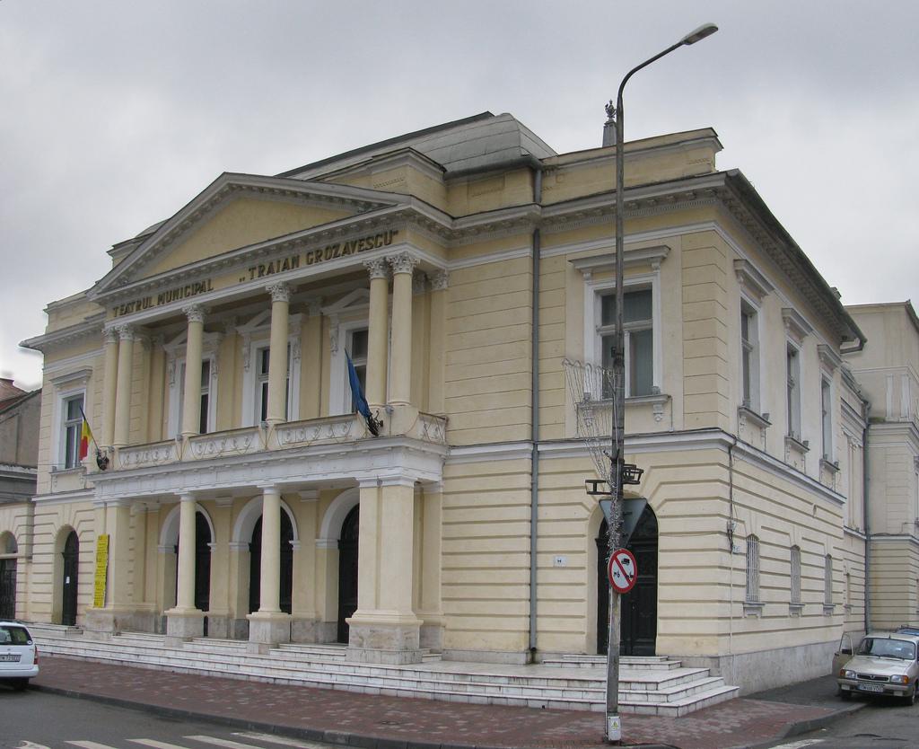 Teatrul Municipal "Traian Grozavescu"